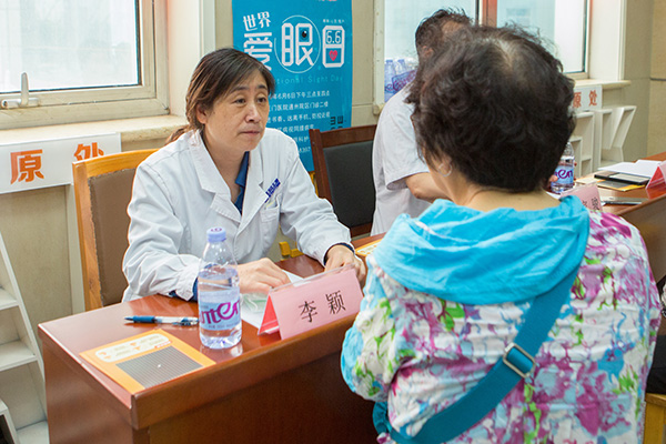 5，通州院区眼科医师李颖为患者进行健康宣教.jpg