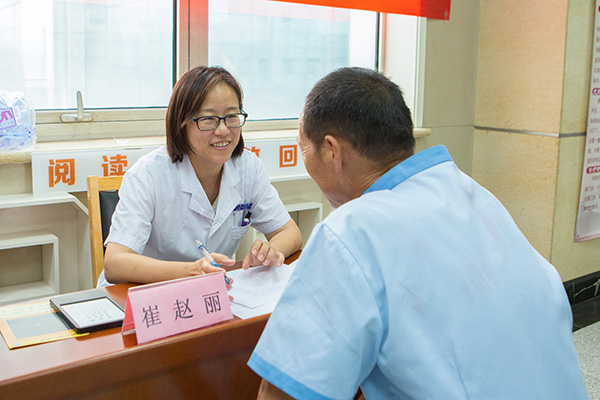 6，肾病内分泌科三区崔赵丽医师为糖尿病视网膜病变患者讲解饮食注意事项.jpg